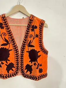 เสื้อกั๊กกำมะหยี่ซูซานีงานฝีมือ เสื้อกั๊กผู้หญิงสไตล์ชาติพันธุ์ ปักลายดอกไม้สไตล์โบฮีเมียน เสื้อคลุมไม่มีแขนสำหรับงานเทศกาล - Product Image 3