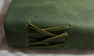 Étui organisateur/agenda en cuir vert à clapet avec reliure cousue et fermeture magnétique, idéal comme cadeau - Product Image 2