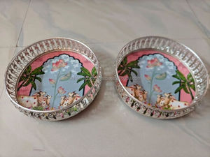 ถาดเสิร์ฟโลหะทรงกลมลายดอกบัวสีชมพูและใบไม้สีเขียว พร้อมขอบลายฉลุสีเงิน - Product Image 5