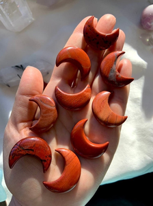 Pierre de cristal de jaspe rouge en forme de demi-lune, pierre précieuse naturelle de guérison, forme de croissant pour la décoration de bijoux et l'énergie Reiki - Product Image 2