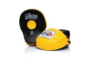 นวมชกมวย Fairtex คุณภาพดีที่สุด หนังแท้ สีเหลืองและดำ แบบสั่งทำพิเศษ พร้อมที่ครอบนิ้วสำหรับคิกบ็อกซิ่ง Fairtex Focus Mitt - Product Image 5