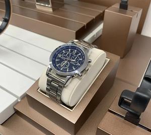 ที่ตั้งโชว์นาฬิกาอะคริลิคใสทันสมัยออกแบบมาสำหรับเคาน์เตอร์ค้าปลีกใช้สำหรับนาฬิกาและสมาร์ทวอทช์ - Product Image 6