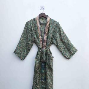 Kimono de Seda Vintage Indio, Bata de Baño de Seda Suave, Diseño de Patchwork, Talla Única, Ropa de Dormir, Bata Multicolor, Ropa Cómoda para el Hogar - Product Image 2