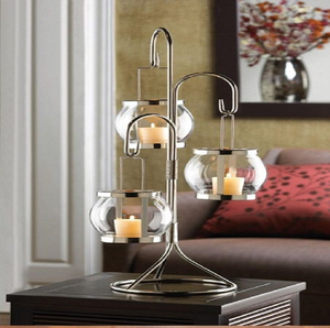 Candelabro ornamental con adornos dorados, con tres bases negras mate y cristal ámbar, disponible a precios de mayorista. - Product Image 2