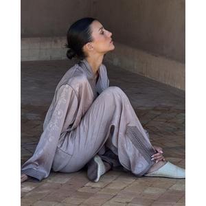 Vestido Kaftán de Seda Hecho a Mano con Diseño Tradicional de Estilo Real, Jacquard Suave, Cuello Alto, Largo hasta el Suelo, para Fiestas de Invierno y Verano - Product Image 3