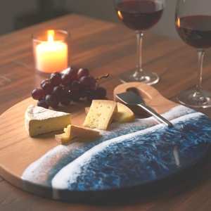 Planche à pain ronde décorative en bois et résine avec poignée, compatible lave-vaisselle, idéale pour la cuisine, le petit-déjeuner, le brunch, les restaurants, les cafés et l'usage domestique - Product Image 2