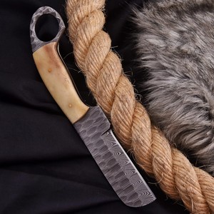 มีดตัดกระดูกเหล็กดามัสกัสสั่งทำพิเศษ ด้ามจับทำจากกระดูก ตีขึ้นรูปด้วยมือ ด้ามเต็มตัว สำหรับคาวบอย ล่าสัตว์ ตั้งแคมป์ พร้อมห่วงนิ้วและปลอกมีด - Product Image 3