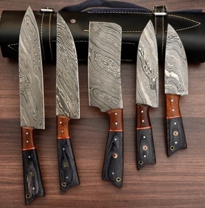 Ensemble de couteaux de cuisine en acier Damas fait main, 5 pièces, avec étui en cuir véritable, comprenant un couteau de chef, un couteau à découper, un couteau à pain, un couteau à steak, un couteau à fruits - Product Image 1