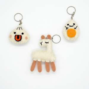 Llaveros de Fieltro de Lana Hechos a Mano - Llaveros de Fieltro de Lana 100% Orgánica - Lindos Colgantes para Bolsos con Forma de Dumpling, Llama y Huevo - Product Image 1