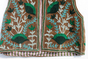 Chaleco vintage de terciopelo Suzani con bordado artesanal, estilo bohemio chic, chaleco para mujer, chaqueta Suzani, regalo para ella. - Product Image 3