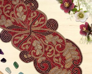 Chemin de table artisanal de luxe brodé de fleurs, écologique et durable, en tissu au design glamour, tapis décoratif pour table à manger - Product Image 5