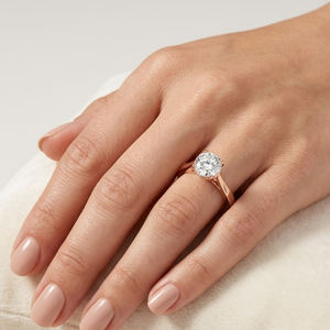 Bague solitaire en diamant de laboratoire taille ronde éclatante de qualité supérieure, or 14 carats, vente en gros, fabricant et fournisseur de bijoux fins OEM - Product Image 2