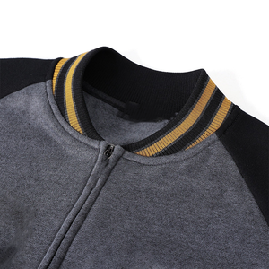 เสื้อแจ็คเก็ตอัลฟ่า ดาร์กเกรย์ วาร์ซิตี้ ฟลีซ |   เสื้อแจ็คเก็ตบอมเบอร์พรีเมียมสำหรับสมาคมนักศึกษา |   เสื้อแจ็คเก็ตสไตล์กรีกแนวสตรีทแวร์สำหรับวิทยาลัย - Product Image 4