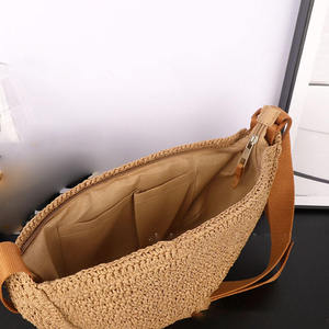Domina tus días activos con este dinámico bolso de hilo natural con forma de media luna y correa ancha ajustable hoy mismo. - Product Image 4