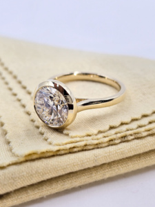 Bague solitaire ronde en diamant de culture, sertie clos, en or jaune 14 ou 18 carats, minimaliste, pour fiançailles ou mariage, pour femme - Product Image 2