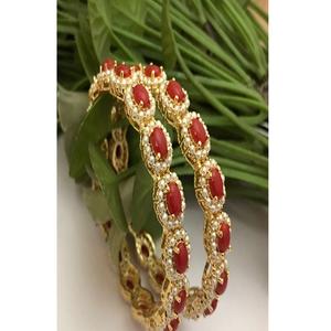 Hermosos Brazaletes de Moda con Incrustaciones de Perlas de Moissanita y Baño de Oro sobre Latón de Primera Calidad, Diseño Étnico y Brillante - Product Image 1