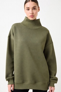 Femme élégante en sweat-shirt vert olive riche à col montant, orné d'un bordure en dentelle complexe au niveau du décolleté, offrant une coupe ample et douce. - Product Image 2
