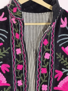 Veste Suzani en velours noir brodée de rose vif et de vert |   Manteau brodé indien Kutch |   Avant ouvert - Product Image 2