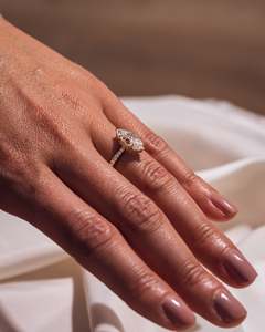 แหวนเพชรเม็ดเดี่ยวทรงมาร์คีส์ 14k ทองคำแท้ รับรองโดย IGI ประดับเพชรเพทายแบบฝังหนามเตย พร้อมวงแหวนเพชรประดับแบบพาเว่ แหวนหมั้นสุดหรู - Product Image 5