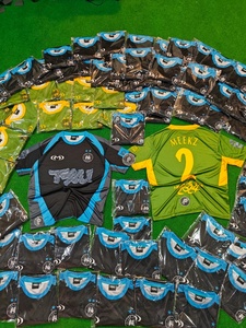 เสื้อยืดคอวีผ้าโพลีเอสเตอร์แห้งเร็วสำหรับผู้ชาย สไตล์สปอร์ต แขนสั้น พิมพ์ลายดิจิตอลตามสั่ง ผลิตแบบ ODM เหมาะสำหรับใส่ลำลองในฤดูร้อน - Product Image 1