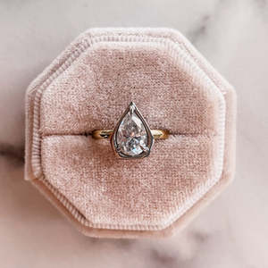 Anillo de Compromiso Solitario con Diamante Cultivado en Laboratorio de 1.50CT, Forma de Pera, Oro Sólido de 14K, Bisel de Dos Tonos, Anillo de Promesa Nupcial - Product Image 4