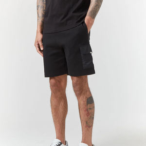 Conjunto de Camiseta y Pantalones Cortos Negros para Hombre, Diseño Minimalista con Bolsillos, Tela Ligera y Transpirable, Atuendo Deportivo Informal de Dos Piezas - Product Image 3