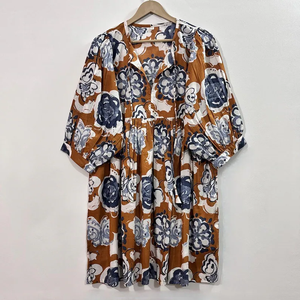 Túnica Formal de Algodón Ecológico con Estampado Floral Hecho a Mano, Cuello en V, Manga 3/4, Encaje y Volantes, Lavable y Resistente a las Arrugas - Product Image 1