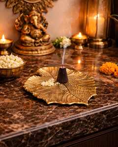 Plateau décoratif en aluminium plaqué or, motif floral traditionnel, pièce unique pour la décoration de Diwali - Product Image 1