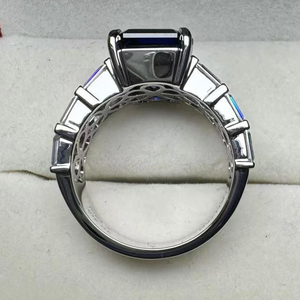Anillo de Oro Blanco de 18k con Zafiro Azul Corte Esmeralda Premium y Piedras Laterales de Diamante, Anillo de Compromiso Clásico para Mujer, Certificado IGI - Product Image 5