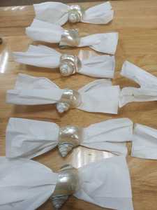 Anneau de serviette en métal écologique, forme semi-circulaire, décoration de table de mariage, largeur 4,5 cm, design durable, luxe moderne, éco-responsable - Product Image 1