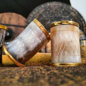 Tasse à boire viking artisanale en corne de buffle écologique, avec base en bois massif, polie à la main, style rustique, unique - Product Image 1