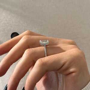 Anillo de Compromiso con Corte Alargado de 2.5 Quilates, Cultivado en Laboratorio, con Pavé, Halo Oculto, Certificado IGI - Product Image 6
