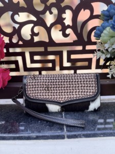Cartera de mano de cuero tallado a mano de alta calidad 2026, elegante, de piel con pelo, multiusos, estilo western, para mujer, para uso diario. - Product Image 1