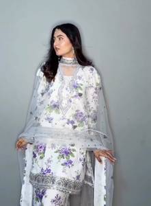 Ensemble de fête blanc à imprimé floral, haut en faux georgette avec dentelle fantaisie Dori, pantalon palazzo et dupatta en dentelle brodée, coupe classique, en matériaux recyclés - Product Image 1