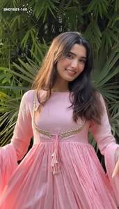 Hermoso traje Anarkali de seda Nc Vichitra con encaje dorado, listo para usar, de manga larga, conjunto de pantalón y dupatta, exportador indio. - Product Image 6