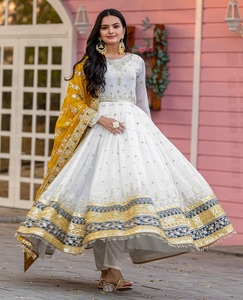 Ensemble de robe Anarkali brodée en faux georgette épaisse, coupe régulière, avec dupatta évasé, en matériaux recyclés, haute qualité, pour mariage et fête - Product Image 1
