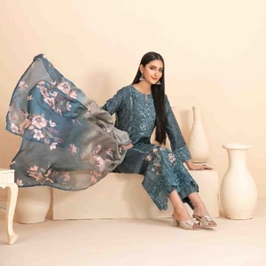 Travail de broderie pakistanaise indienne pour femmes trois pièces Saari robe Salwar Kameez brodée lourde Eid vente viscose pakistanaise - Product Image 5