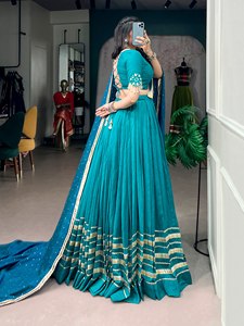 Noor-e-Magenta Lehenga Choli de mariée pour femme, coupe ajustée, style Bhandhani, traditionnel, en Chanderi, protection solaire, séchage rapide, pour mariage et Diwali - Product Image 2