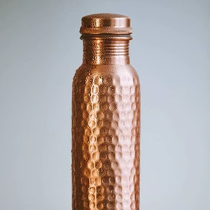 Botella de Agua de Cobre Martillado, Texturizada, a Prueba de Fugas, Reutilizable, Ayurvédica, para el Hogar, la Oficina, Viajes y Uso Diario - Product Image 1