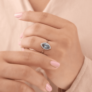 Anillo de Halo con Diamante Azul Cultivado en Laboratorio, Corte Marquesa, en Oro Blanco de 18K, Elegante Anillo de Compromiso - Product Image 4