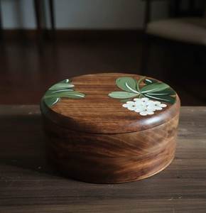 Boîte de rangement alimentaire ronde en bois avec incrustation florale, fabriquée à la main, couvercle hermétique résistant à l'humidité, design moderne, cadeau d'affaires, utilisation en cuisine - Product Image 1