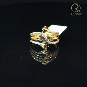 Bague élégante en or avec des bandes superposées et des courbes de pierres scintillantes, design moderne et élégant pour les femmes, à porter au quotidien, bijoux de fête, cadeau - Product Image 1