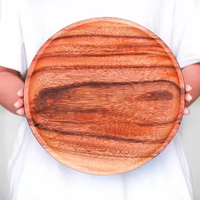 Assiette de service ronde en bois d'olivier naturel, faite à la main, sculptée à la main, pour la décoration de la maison et des mariages.