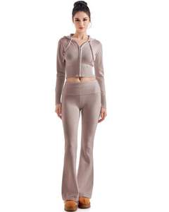 Ensemble de survêtement beige pour femme – Tenue de sport décontractée et élégante avec sweat à capuche zippé et pantalon évasé assorti – Vêtements de sport - Product Image 1