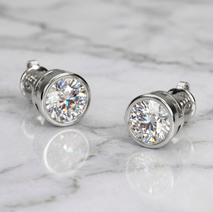 ต่างหูเพชรทรงกลมแบบฝังขอบ 1.00 กะรัต ชุบทอง 18K เพชรเพาะเลี้ยงในห้องปฏิบัติการ สี E พร้อมใบรับรอง IGI - Product Image 1