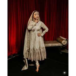 Hermoso vestido de mujer con trabajo de secuencia de bordado incluye conjunto de Pent y Dupatta - Product Image 4