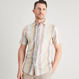 Camisa de manga corta para hombre con botones. Estilo informal con un toque moderno, en tonos tierra. Perfecta para días cálidos y planes de fin de semana. - Product Image 1