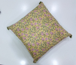 Mini Lotus Yellow 100% Funda de almohada de algodón Cojín estampado delantero y trasero para uso doméstico o hotelero - Product Image 1