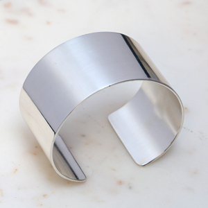 Bracelet manchette large en laiton fait main, jonc ouvert doré poli, style minimaliste et affirmé, pour femme, bijou bohème, cadeau - Product Image 1