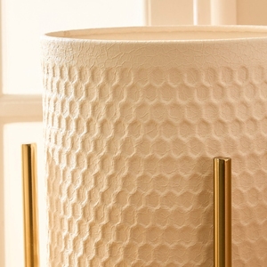 Ensemble de luxe de 2 jardinières d'intérieur blanches en relief nid d'abeille avec supports surélevés en métal brossé pour la maison, le bureau et le salon - Product Image 4